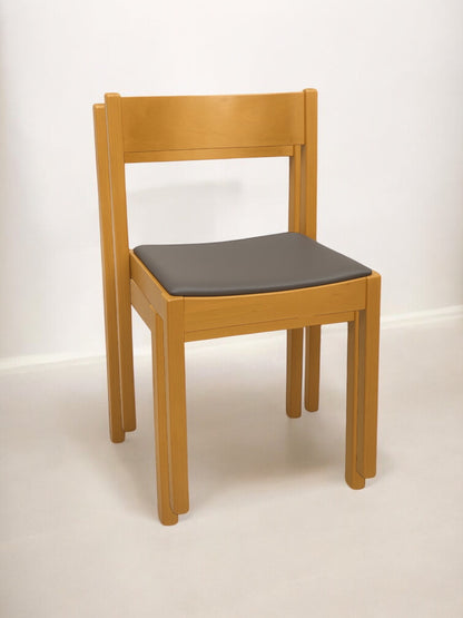 Ergonomisk orkesterstol med slitstark konstlädersits, finns i flera färger – stabil och bekväm stol perfekt för orkestrar, konserter, scener, evenemang och professionella musikmiljöer.