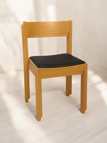 Ergonomisk orkesterstol med slitstark konstlädersits, finns i flera färger – stabil och bekväm stol perfekt för orkestrar, konserter, scener, evenemang och professionella musikmiljöer.