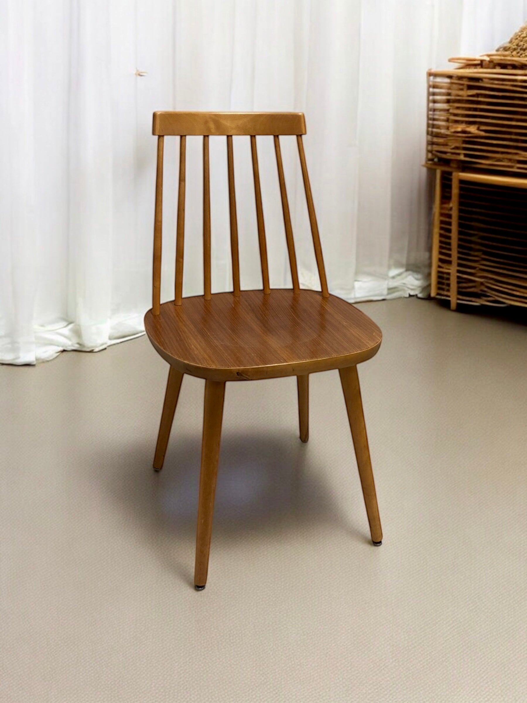 Pinnstol i mörk fanér med stilren skandinavisk design och stabil träram – en tidlös matstol som passar perfekt i kök, matsal och moderna svenska hem.