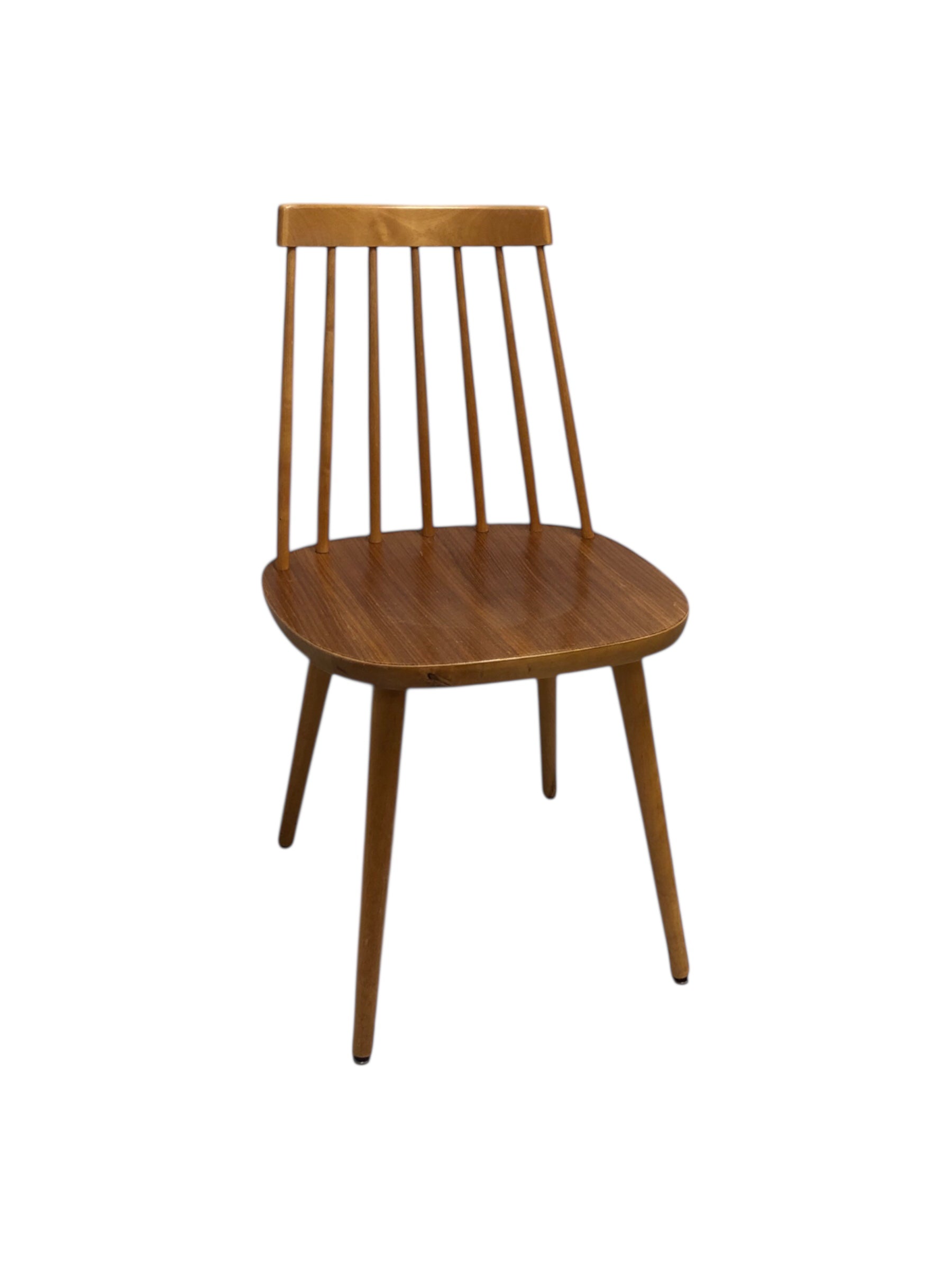 Pinnstol i mörk fanér med stilren skandinavisk design och stabil träram – en tidlös matstol som passar perfekt i kök, matsal och moderna svenska hem.