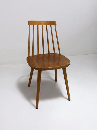 Pinnstol i mörk fanér med stilren skandinavisk design och stabil träram – en tidlös matstol som passar perfekt i kök, matsal och moderna svenska hem.