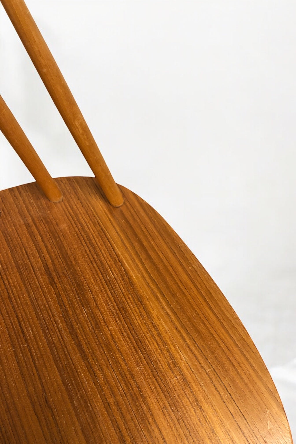 Pinnstol i mörk fanér med stilren skandinavisk design och stabil träram – en tidlös matstol som passar perfekt i kök, matsal och moderna svenska hem.