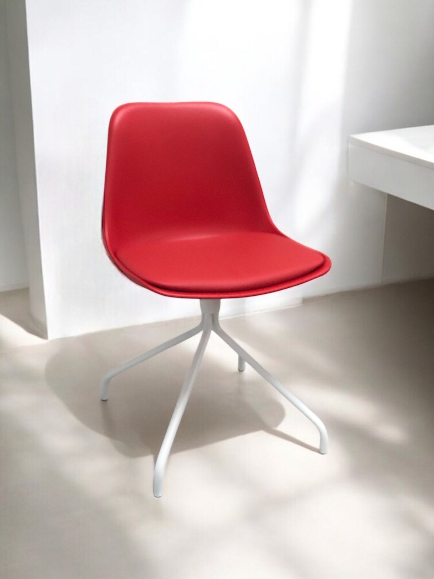 Röd designstol med modern formgivning och slitstark konstruktion – en stilren matstol som passar perfekt i kök, matsal och modern skandinavisk inredning.