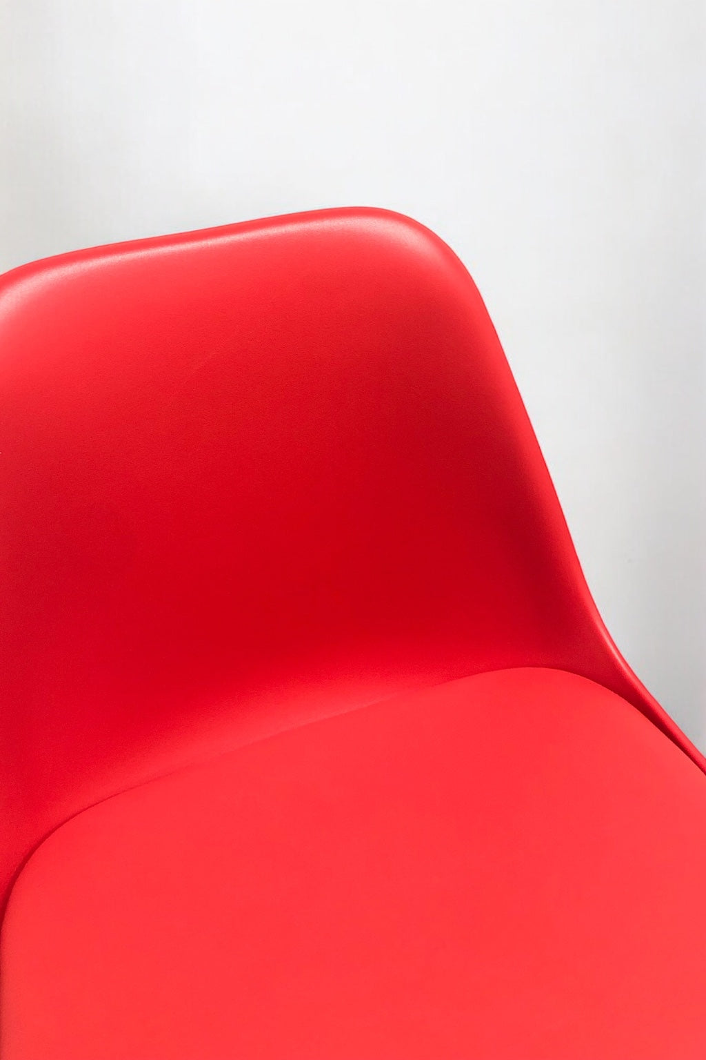 Röd designstol med modern formgivning och slitstark konstruktion – en stilren matstol som passar perfekt i kök, matsal och modern skandinavisk inredning.