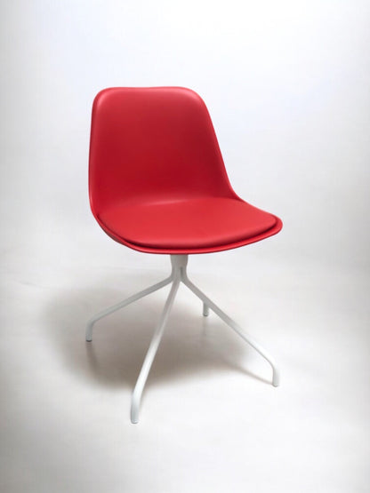 Röd designstol med modern formgivning och slitstark konstruktion – en stilren matstol som passar perfekt i kök, matsal och modern skandinavisk inredning.