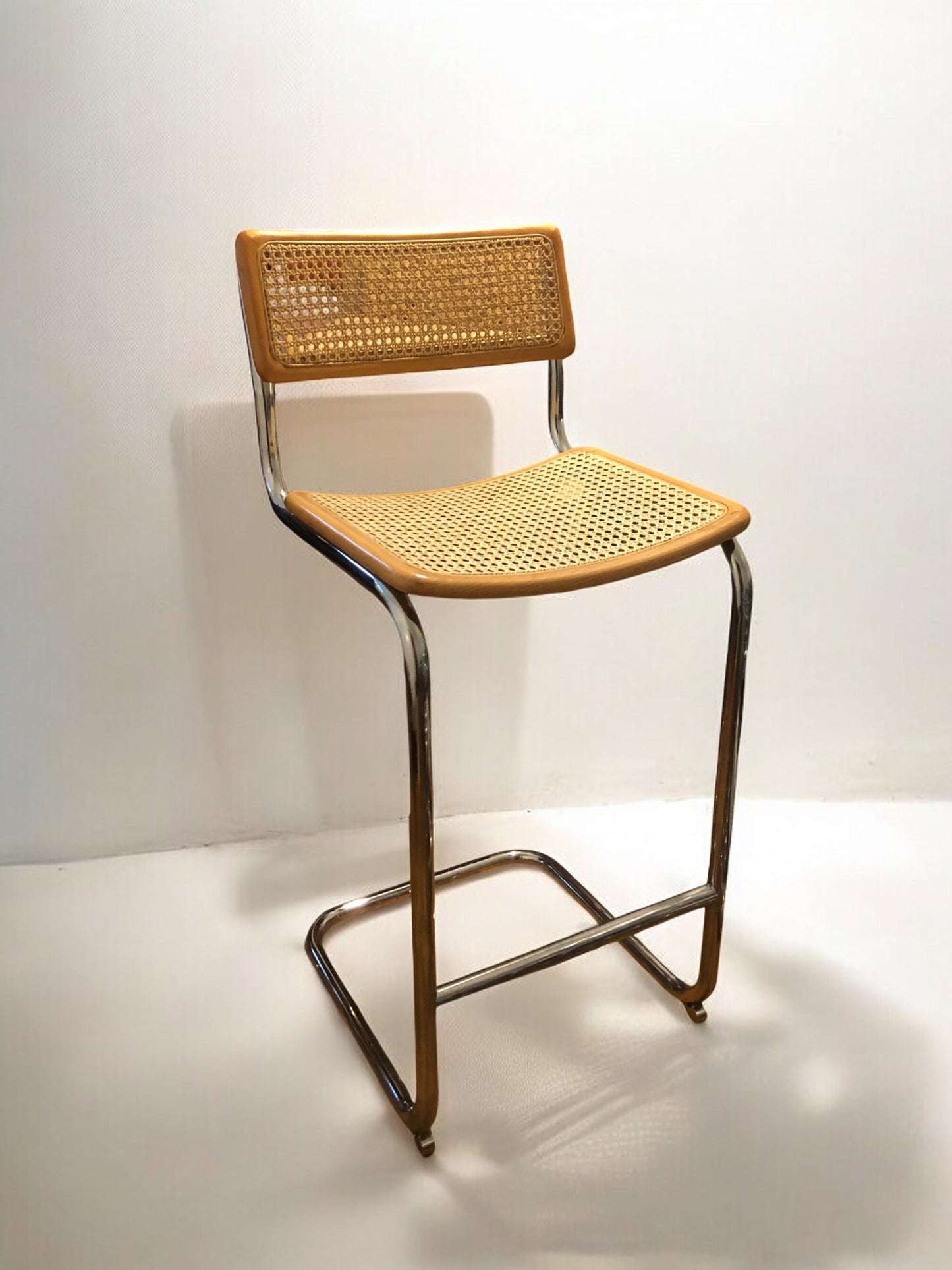 Rottingstol Barstol med rygg  i Klassisk Bauhausstil med sits och rotting rygg.
Sits märkt "Made in italy". 
Bra begagnat skick. Cesca  stol med flätad rotting. Designstol i klassisk stil. 
Designstol Frisvinger karmstol i klassiska design.
Höjd: ca 84,5 cm
Bredd: ca 48 cm
Djup: ca 52cm
Sitthöjd: ca 49 cm