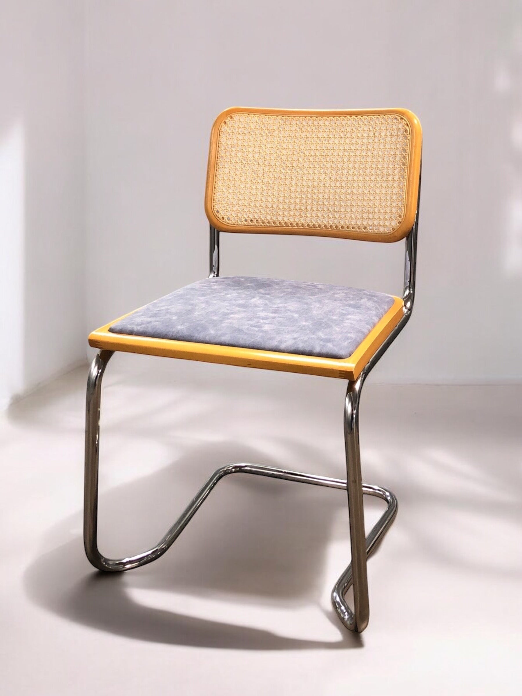 Rottingstol Klassisk Bauhausstolar med fodrad jeans konstläder sits och rotting rygg.
Sits märkt "Made in italy". 
Bra begagnat skick och stapelbar. Cesca  stol med flätad rotting. Designstol i klassisk stil. 
Designstol Frisvinger karmstol i klassiska design.
Höjd: ca 84,5 cm
Bredd: ca 48 cm
Djup: ca 52cm
Sitthöjd: ca 49 cm