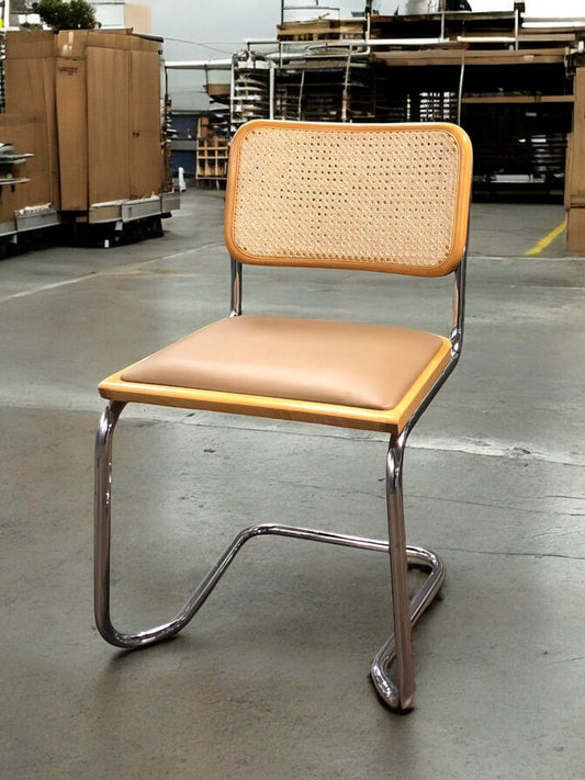 Rottingstol Klassisk Bauhausstolar med fodrad beige konstläder sits och rotting rygg.
Sits märkt "Made in italy". 
Bra begagnat skick och stapelbar. Cesca  stol med flätad rotting. Designstol i klassisk stil. 
Designstol Frisvinger karmstol i klassiska design.
Höjd: ca 84,5 cm
Bredd: ca 48 cm
Djup: ca 52cm
Sitthöjd: ca 49 cm