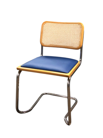 Rottingstol Klassisk Bauhausstolar med fodrad blå konstläder sits och rotting rygg.
Sits märkt "Made in italy". 
Bra begagnat skick och stapelbar. Cesca  stol med flätad rotting. Designstol i klassisk stil. 
Designstol Frisvinger karmstol i klassiska design.
Höjd: ca 84,5 cm
Bredd: ca 48 cm
Djup: ca 52cm
Sitthöjd: ca 49 cm