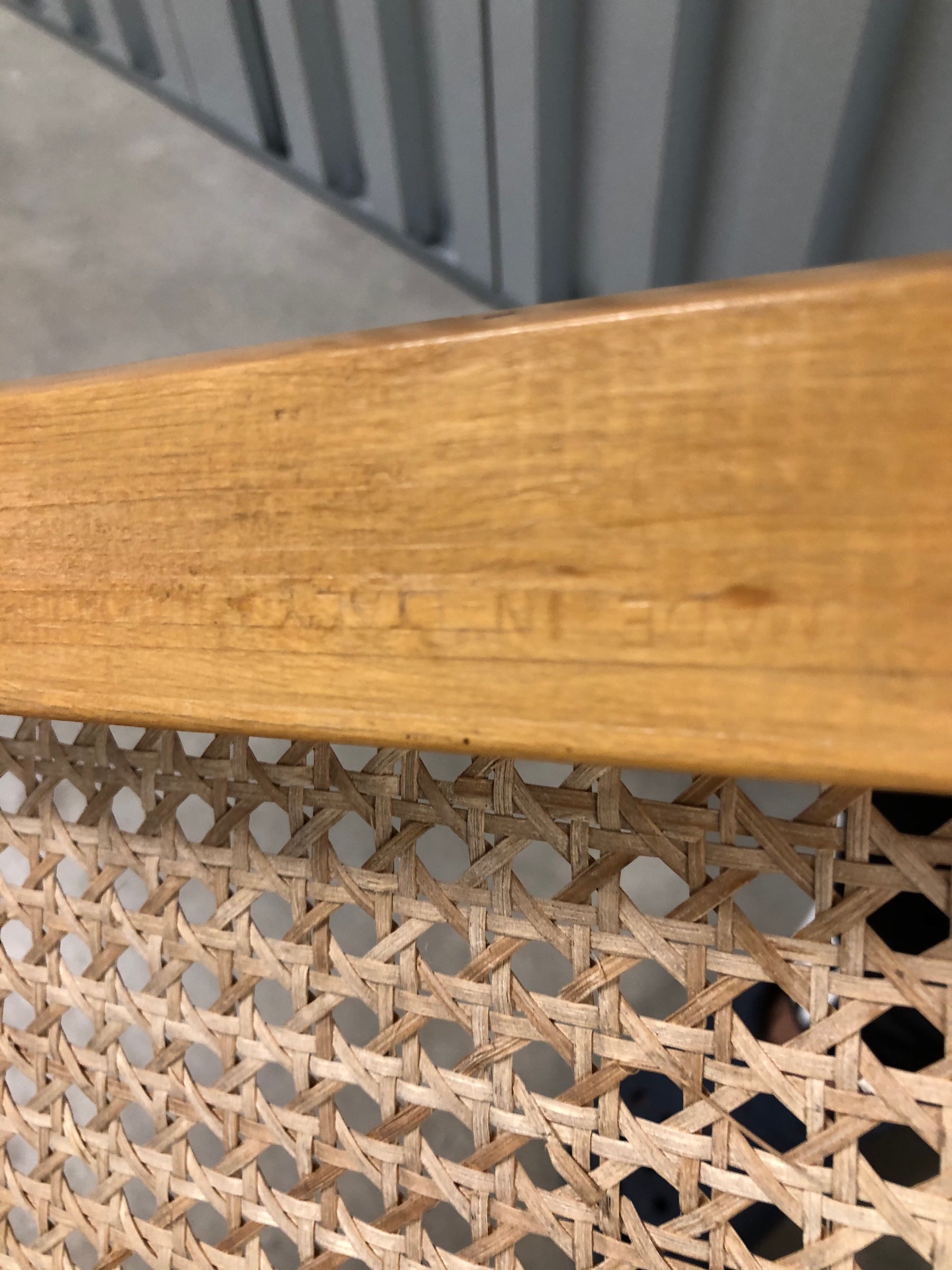 Rottingstol, Klassisk Bauhausstol med sits och rotting rygg.
Sits märkt "Made in italy". 
Bra begagnat skick och stapelbar. Cesca  stol med flätad rotting. Designstol i klassisk stil. 
Designstol Frisvinger karmstol i klassiska design.
Höjd: ca 84,5 cm
Bredd: ca 48 cm
Djup: ca 52cm
Sitthöjd: ca 49 cm