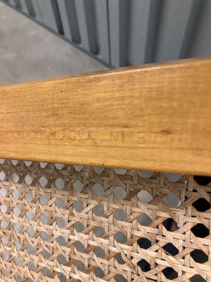 Rottingstol, Klassisk Bauhausstol med sits och rotting rygg.
Sits märkt "Made in italy". 
Bra begagnat skick och stapelbar. Cesca  stol med flätad rotting. Designstol i klassisk stil. 
Designstol Frisvinger karmstol i klassiska design.
Höjd: ca 84,5 cm
Bredd: ca 48 cm
Djup: ca 52cm
Sitthöjd: ca 49 cm