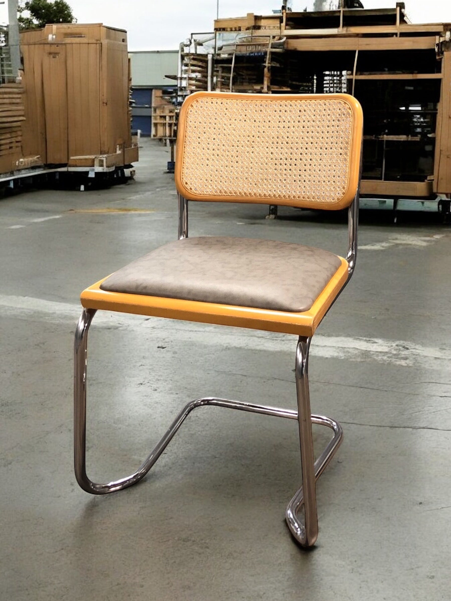 Rottingstol Klassisk Bauhausstolar med fodrad gråmelerad konstläder sits och rotting rygg.
Sits märkt "Made in italy". 
Bra begagnat skick och stapelbar. Cesca  stol med flätad rotting. Designstol i klassisk stil. 
Designstol Frisvinger karmstol i klassiska design.
Höjd: ca 84,5 cm
Bredd: ca 48 cm
Djup: ca 52cm
Sitthöjd: ca 49 cm
