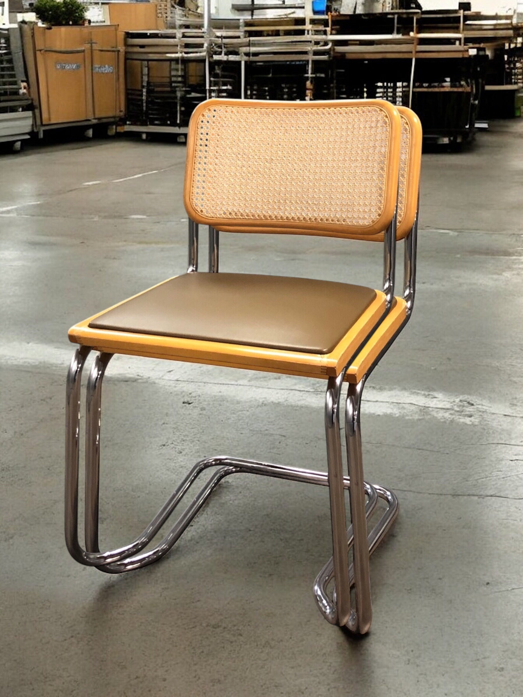 Rottingstol Klassisk Bauhausstolar med fodrad khaki konstläder sits och rotting rygg.
Sits märkt "Made in italy". 
Bra begagnat skick och stapelbar. Cesca  stol med flätad rotting. Designstol i klassisk stil. 
Designstol Frisvinger karmstol i klassiska design.
Höjd: ca 84,5 cm
Bredd: ca 48 cm
Djup: ca 52cm
Sitthöjd: ca 49 cm