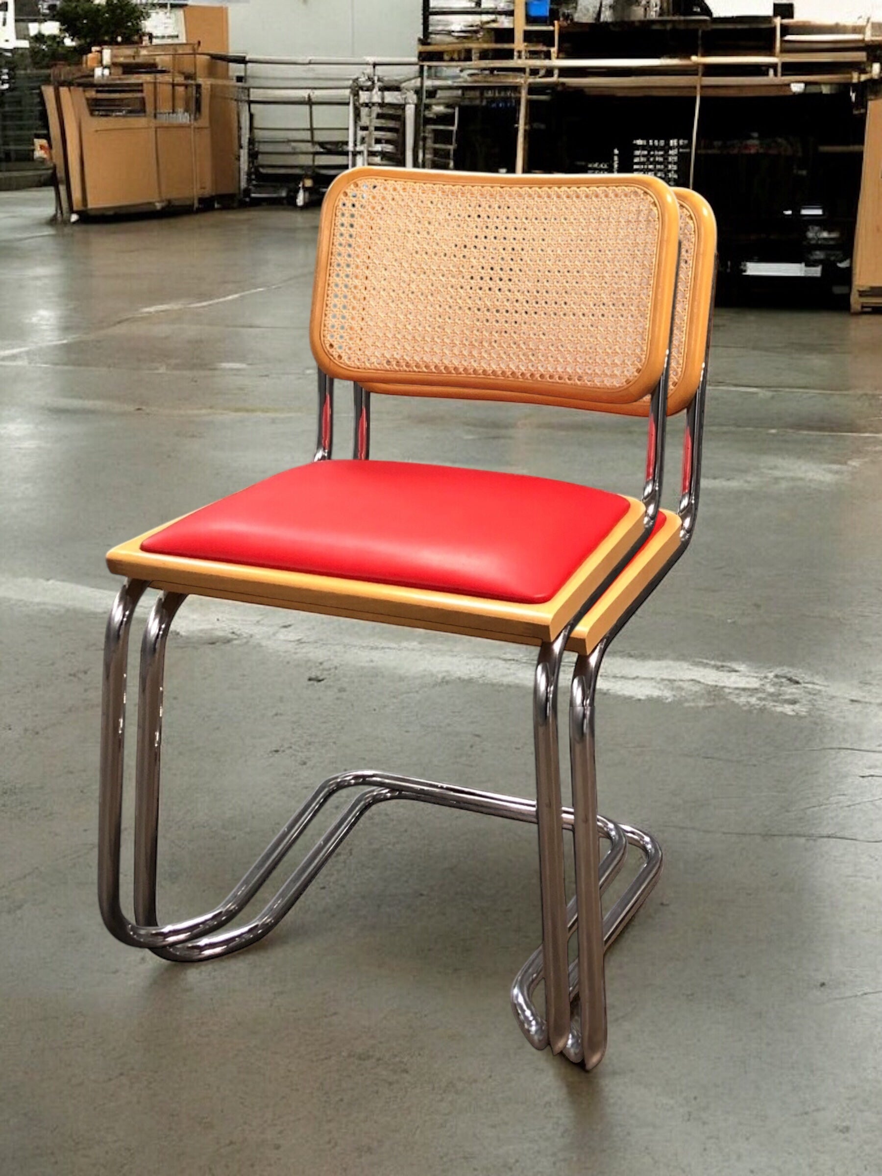 Rottingstol Klassisk Bauhausstol med fodrad röd konstläder sits och rotting rygg.
Sits märkt "Made in italy". 
Bra begagnat skick och stapelbar. Cesca  stol med flätad rotting. Designstol i klassisk stil. 
Designstol Frisvinger karmstol i klassiska design.
Höjd: ca 84,5 cm
Bredd: ca 48 cm
Djup: ca 52cm
Sitthöjd: ca 49 cm