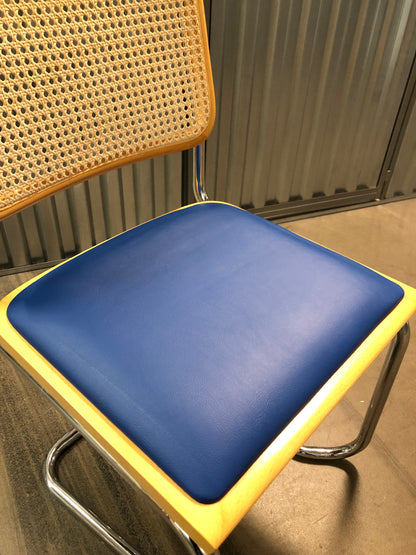 Rottingstol Klassisk Bauhausstolar med fodrad blå konstläder sits och rotting rygg.
Sits märkt "Made in italy". 
Bra begagnat skick och stapelbar. Cesca  stol med flätad rotting. Designstol i klassisk stil. 
Designstol Frisvinger karmstol i klassiska design.
Höjd: ca 84,5 cm
Bredd: ca 48 cm
Djup: ca 52cm
Sitthöjd: ca 49 cm