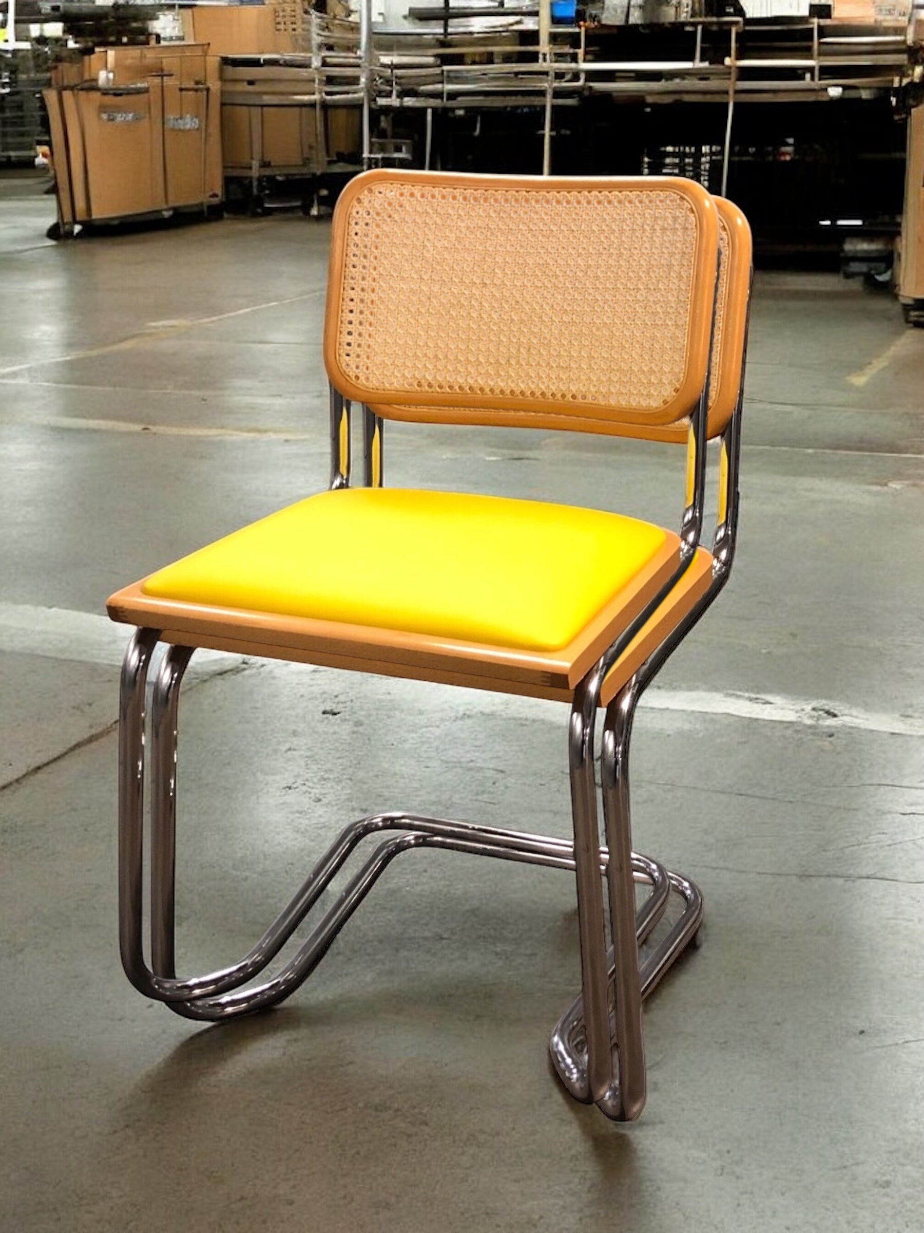 Rottingstol Klassisk Bauhausstolar med fodrad gul konstläder sits och rotting rygg.
Sits märkt "Made in italy". 
Bra begagnat skick och stapelbar. Cesca  stol med flätad rotting. Designstol i klassisk stil. 
Designstol Frisvinger karmstol i klassiska design.
Höjd: ca 84,5 cm
Bredd: ca 48 cm
Djup: ca 52cm
Sitthöjd: ca 49 cm