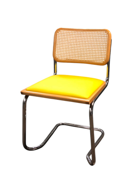 Rottingstol Klassisk Bauhausstolar med fodrad gul konstläder sits och rotting rygg.
Sits märkt "Made in italy". 
Bra begagnat skick och stapelbar. Cesca  stol med flätad rotting. Designstol i klassisk stil. 
Designstol Frisvinger karmstol i klassiska design.
Höjd: ca 84,5 cm
Bredd: ca 48 cm
Djup: ca 52cm
Sitthöjd: ca 49 cm