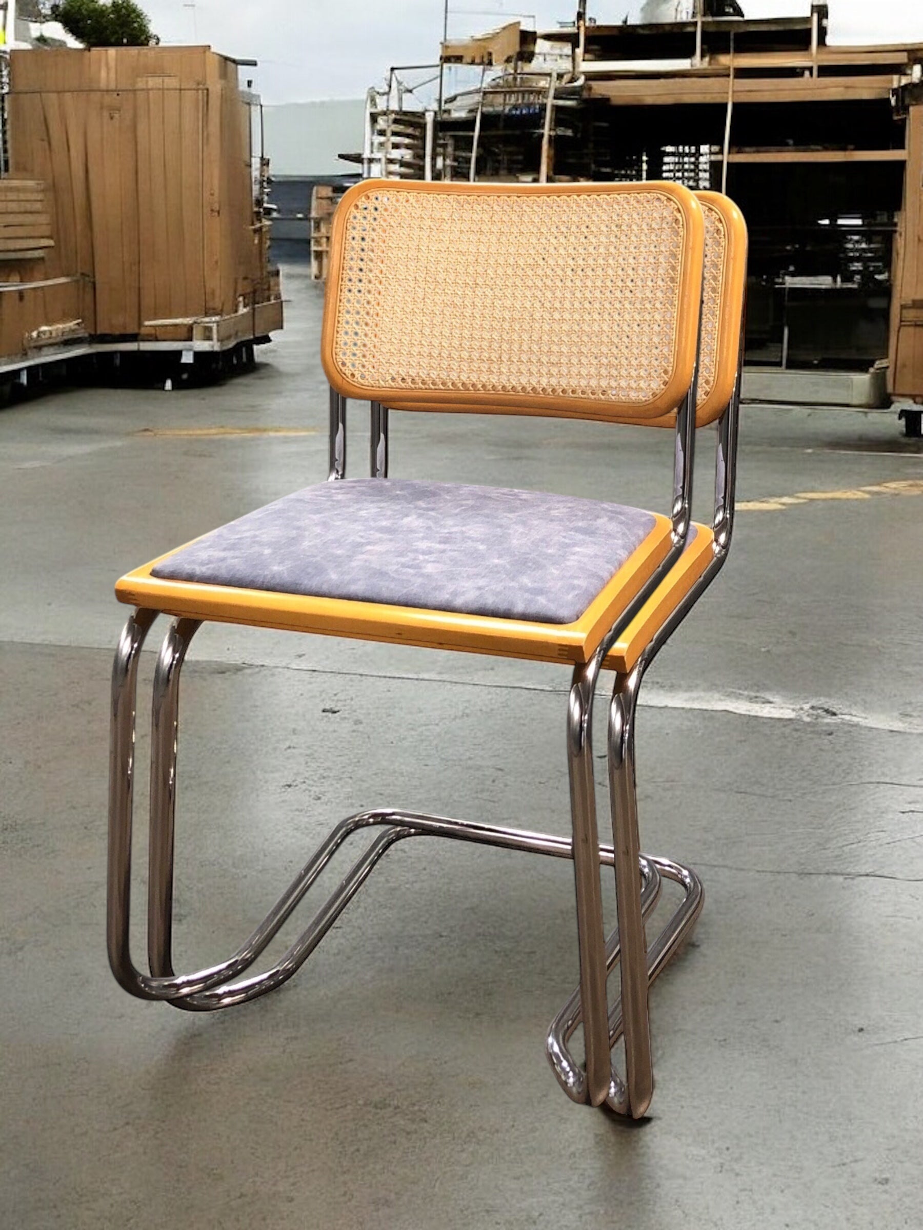 Rottingstol Klassisk Bauhausstolar med fodrad jeans konstläder sits och rotting rygg.
Sits märkt "Made in italy". 
Bra begagnat skick och stapelbar. Cesca  stol med flätad rotting. Designstol i klassisk stil. 
Designstol Frisvinger karmstol i klassiska design.
Höjd: ca 84,5 cm
Bredd: ca 48 cm
Djup: ca 52cm
Sitthöjd: ca 49 cm