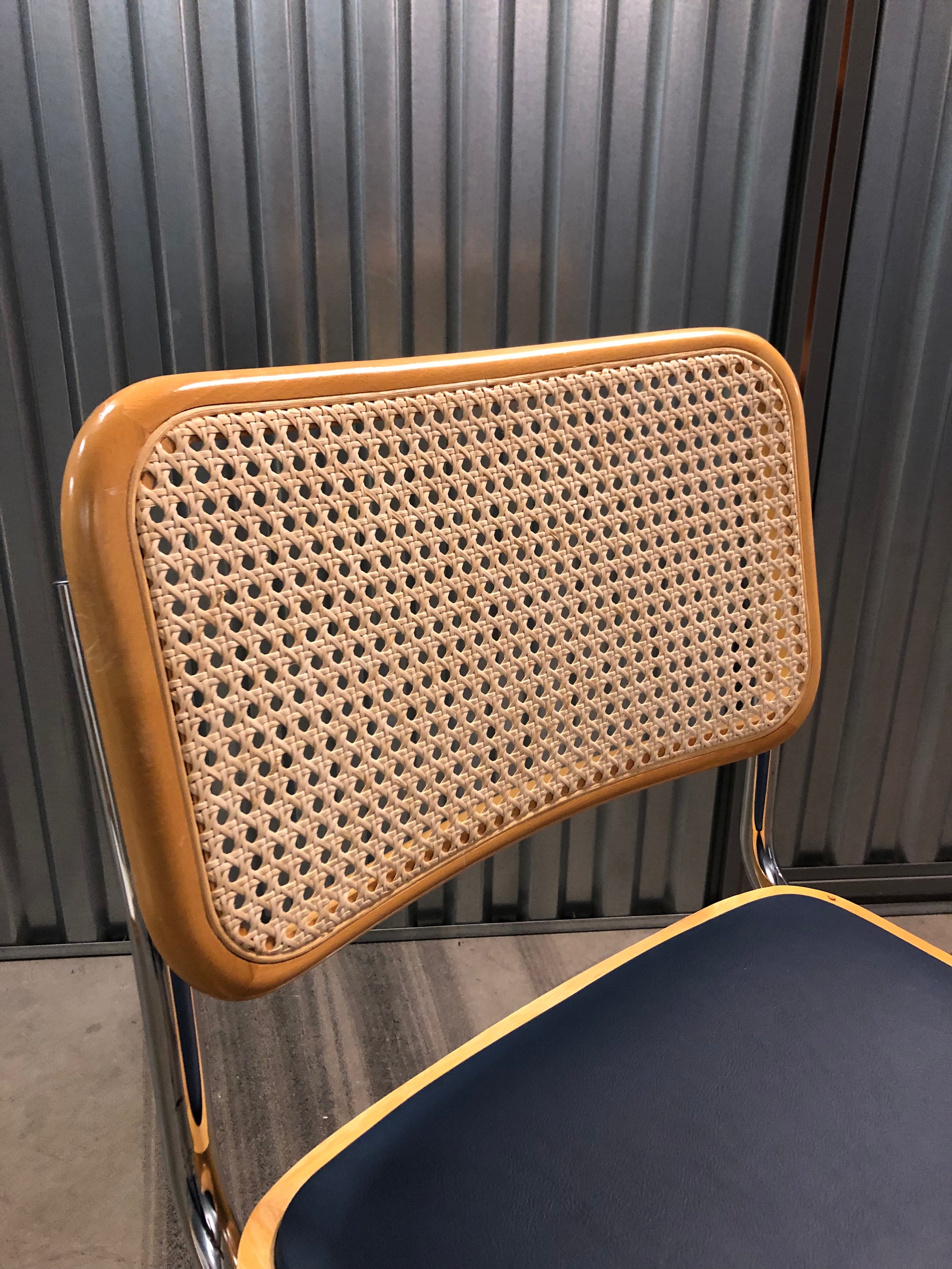 Rottingstol Klassisk Bauhausstolar med fodra marinblå konstläder sits och rotting rygg.Sits märkt "Made in italy". Bra begagnat skick. Cesca  stol med flätad rotting. Designstol i klassisk stil. 
Höjd: ca 84,5 cm
Bredd: ca 48 cm
Djup: ca 52cm
Sitthöjd: ca 49 cm