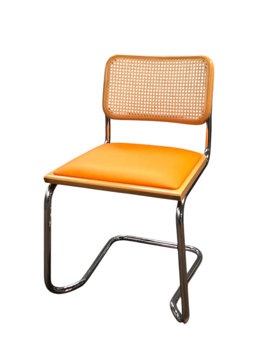 Rottingstol Klassisk Bauhausstolar med fodrad orange konstläder sits och rotting rygg.
Sits märkt "Made in italy". 
Bra begagnat skick och stapelbar. Cesca  stol med flätad rotting. Designstol i klassisk stil. 
Designstol Frisvinger karmstol i klassiska design.
Höjd: ca 84,5 cm
Bredd: ca 48 cm
Djup: ca 52cm
Sitthöjd: ca 49 cm