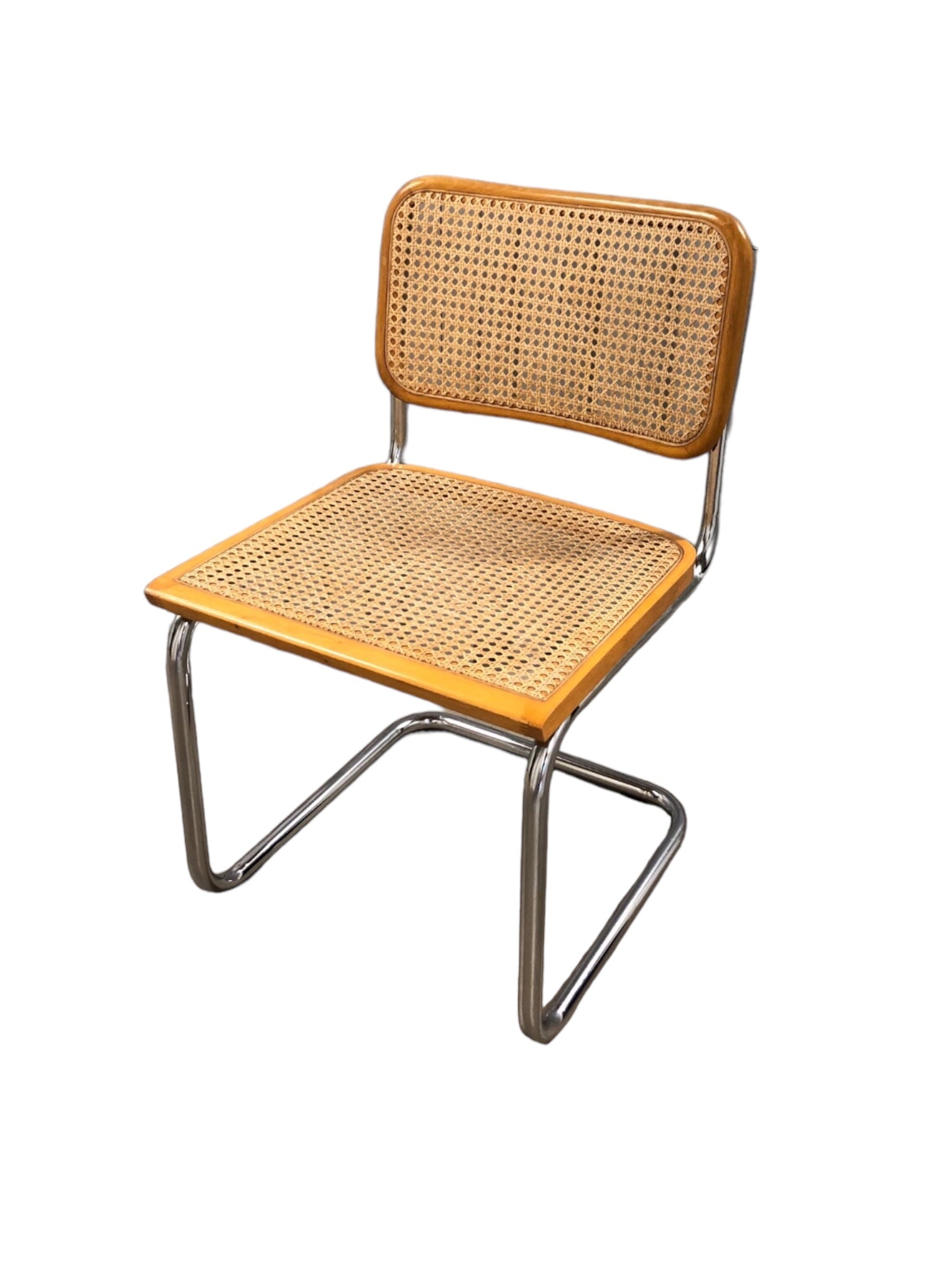 Rottingstol Klassisk Bauhausstolar med sits och rotting rygg.
Sits märkt "Made in italy". 
Bra begagnat skick och rak stomme och ben i krom. Cesca  stol med flätad rotting. Designstol i klassisk stil. 
Designstol Frisvinger karmstol i klassiska design.
Höjd: ca 84,5 cm
Bredd: ca 48 cm
Djup: ca 52cm
Sitthöjd: ca 49 cm
