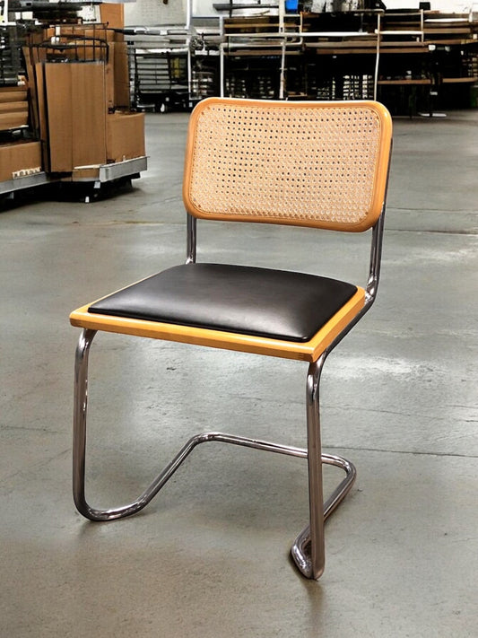 Rottingstol Klassisk Bauhausstolar med fodrad svart konstläder sits och rotting rygg.
Sits märkt "Made in italy". 
Bra begagnat skick och stapelbar. Cesca  stol med flätad rotting. Designstol i klassisk stil. 
Designstol Frisvinger karmstol i klassiska design.
Höjd: ca 84,5 cm
Bredd: ca 48 cm
Djup: ca 52cm
Sitthöjd: ca 49 cm
