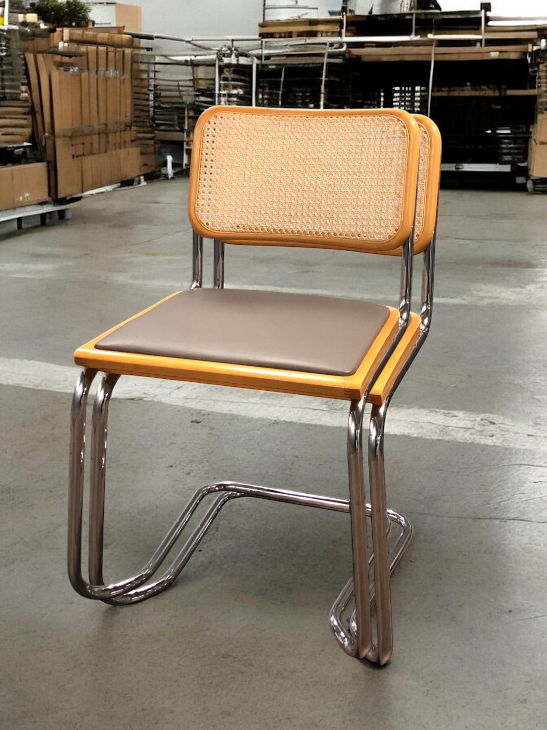 Rottingstol Klassisk Bauhausstolar med fodrad grå konstläder sits och rotting rygg.
Sits märkt "Made in italy". 
Bra begagnat skick och stapelbar. Cesca  stol med flätad rotting. Designstol i klassisk stil. 
Designstol Frisvinger karmstol i klassiska design.
Höjd: ca 84,5 cm
Bredd: ca 48 cm
Djup: ca 52cm
Sitthöjd: ca 49 cm