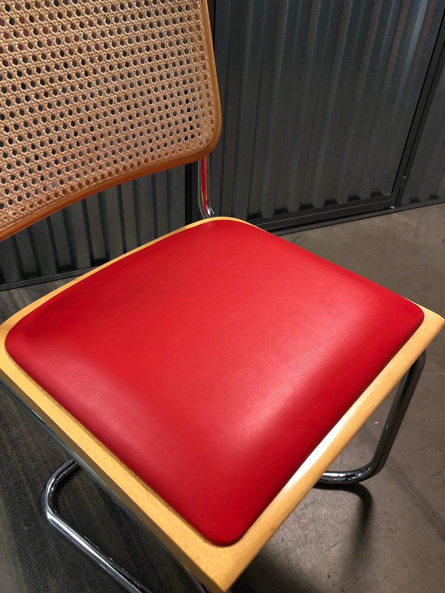 Rottingstol Klassisk Bauhausstolar med fodrad röd konstläder sits och rotting rygg.
Sits märkt "Made in italy". 
Bra begagnat skick och stapelbar. Cesca  stol med flätad rotting. Designstol i klassisk stil. 
Designstol Frisvinger karmstol i klassiska design.
Höjd: ca 84,5 cm
Bredd: ca 48 cm
Djup: ca 52cm
Sitthöjd: ca 49 cm