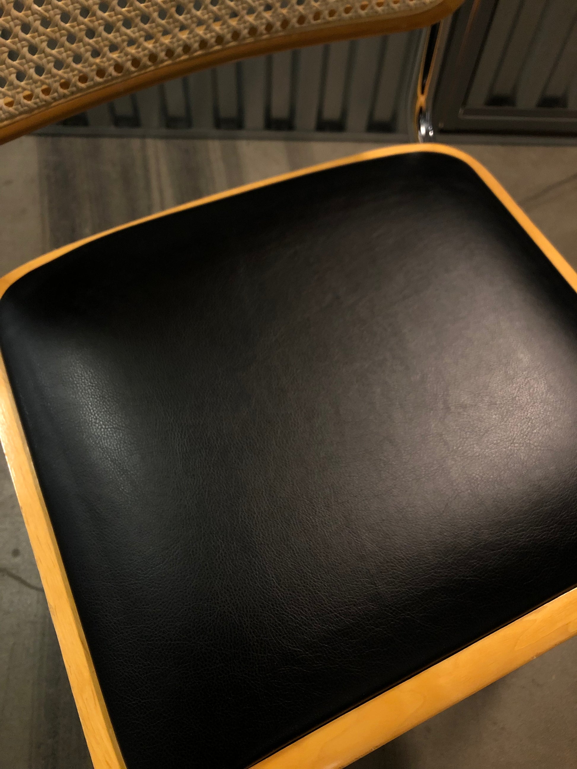 Rottingstol Klassisk Bauhausstolar med fodrad svart konstläder sits och rotting rygg.
Sits märkt "Made in italy". 
Bra begagnat skick och stapelbar. Cesca  stol med flätad rotting. Designstol i klassisk stil. 
Designstol Frisvinger karmstol i klassiska design.
Höjd: ca 84,5 cm
Bredd: ca 48 cm
Djup: ca 52cm
Sitthöjd: ca 49 cm