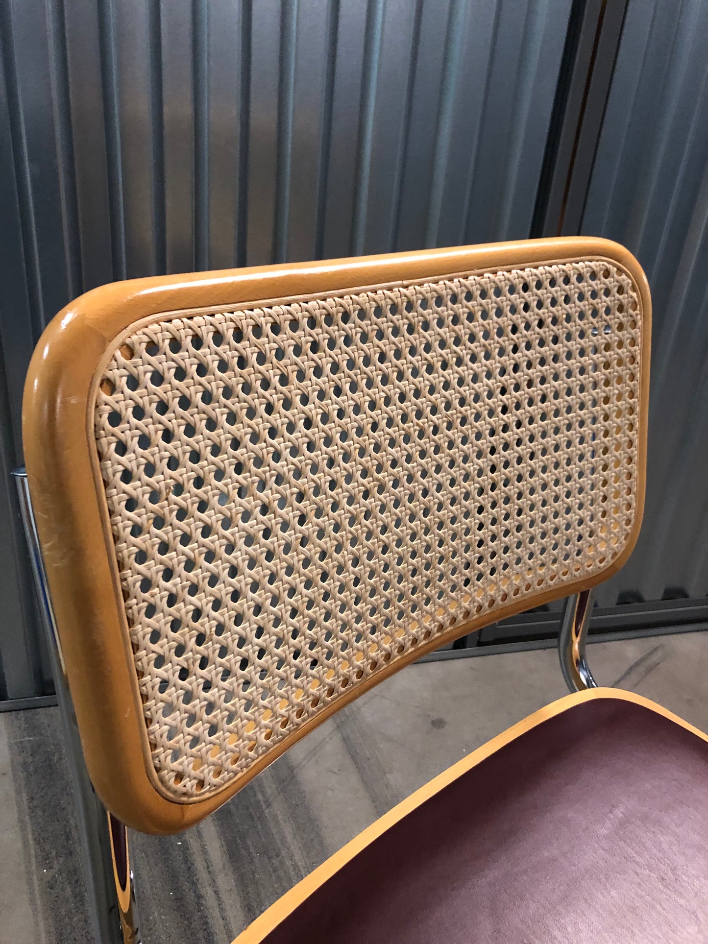 Rottingstol Klassisk Bauhausstolar med fodrad vinröd konstläder sits och rotting rygg.
Sits märkt "Made in italy". 
Bra begagnat skick och stapelbar. Cesca  stol med flätad rotting. Designstol i klassisk stil. 
Designstol Frisvinger karmstol i klassiska design.
Höjd: ca 84,5 cm
Bredd: ca 48 cm
Djup: ca 52cm
Sitthöjd: ca 49 cm