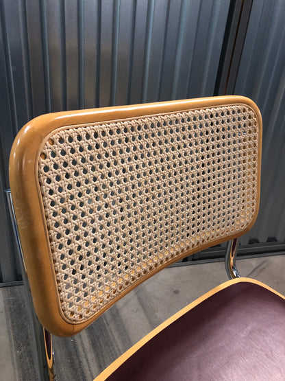Rottingstol Klassisk Bauhausstolar med fodrad vinröd konstläder sits och rotting rygg.
Sits märkt "Made in italy". 
Bra begagnat skick och stapelbar. Cesca  stol med flätad rotting. Designstol i klassisk stil. 
Designstol Frisvinger karmstol i klassiska design.
Höjd: ca 84,5 cm
Bredd: ca 48 cm
Djup: ca 52cm
Sitthöjd: ca 49 cm