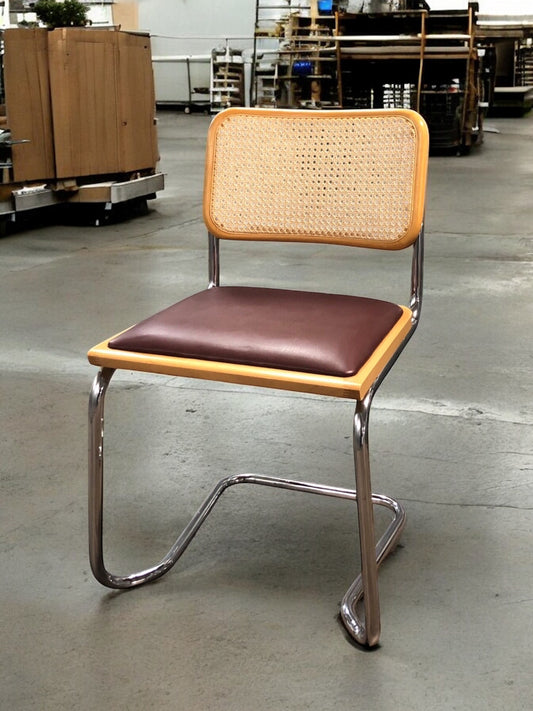 Rottingstol Klassisk Bauhausstolar med fodrad vinröd konstläder sits och rotting rygg.
Sits märkt "Made in italy". 
Bra begagnat skick och stapelbar. Cesca  stol med flätad rotting. Designstol i klassisk stil. 
Designstol Frisvinger karmstol i klassiska design.
Höjd: ca 84,5 cm
Bredd: ca 48 cm
Djup: ca 52cm
Sitthöjd: ca 49 cm
