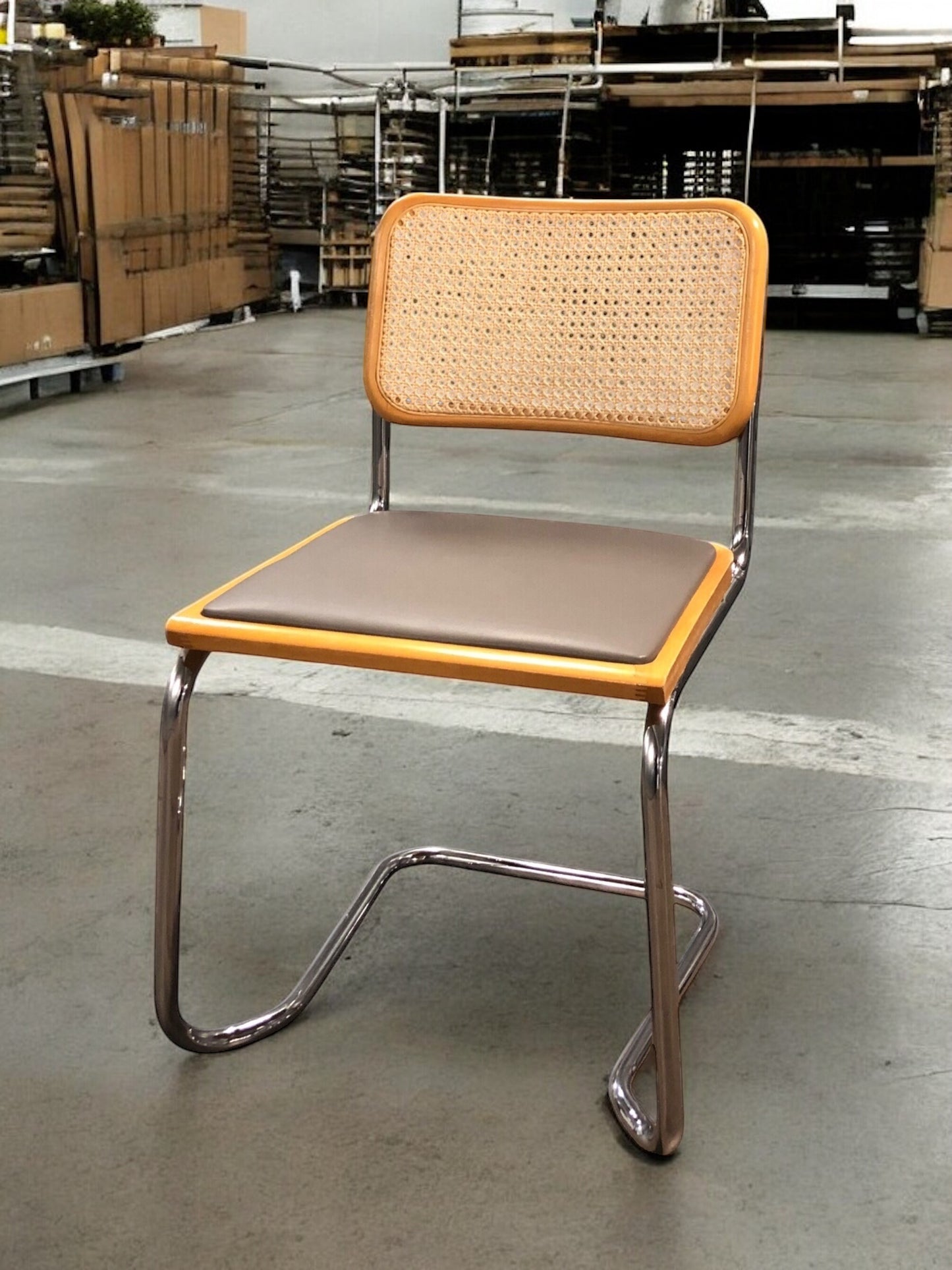 Rottingstol Klassisk Bauhausstolar med fodrad grå konstläder sits och rotting rygg.
Sits märkt "Made in italy". 
Bra begagnat skick och stapelbar. Cesca  stol med flätad rotting. Designstol i klassisk stil. 
Designstol Frisvinger karmstol i klassiska design.
Höjd: ca 84,5 cm
Bredd: ca 48 cm
Djup: ca 52cm
Sitthöjd: ca 49 cm