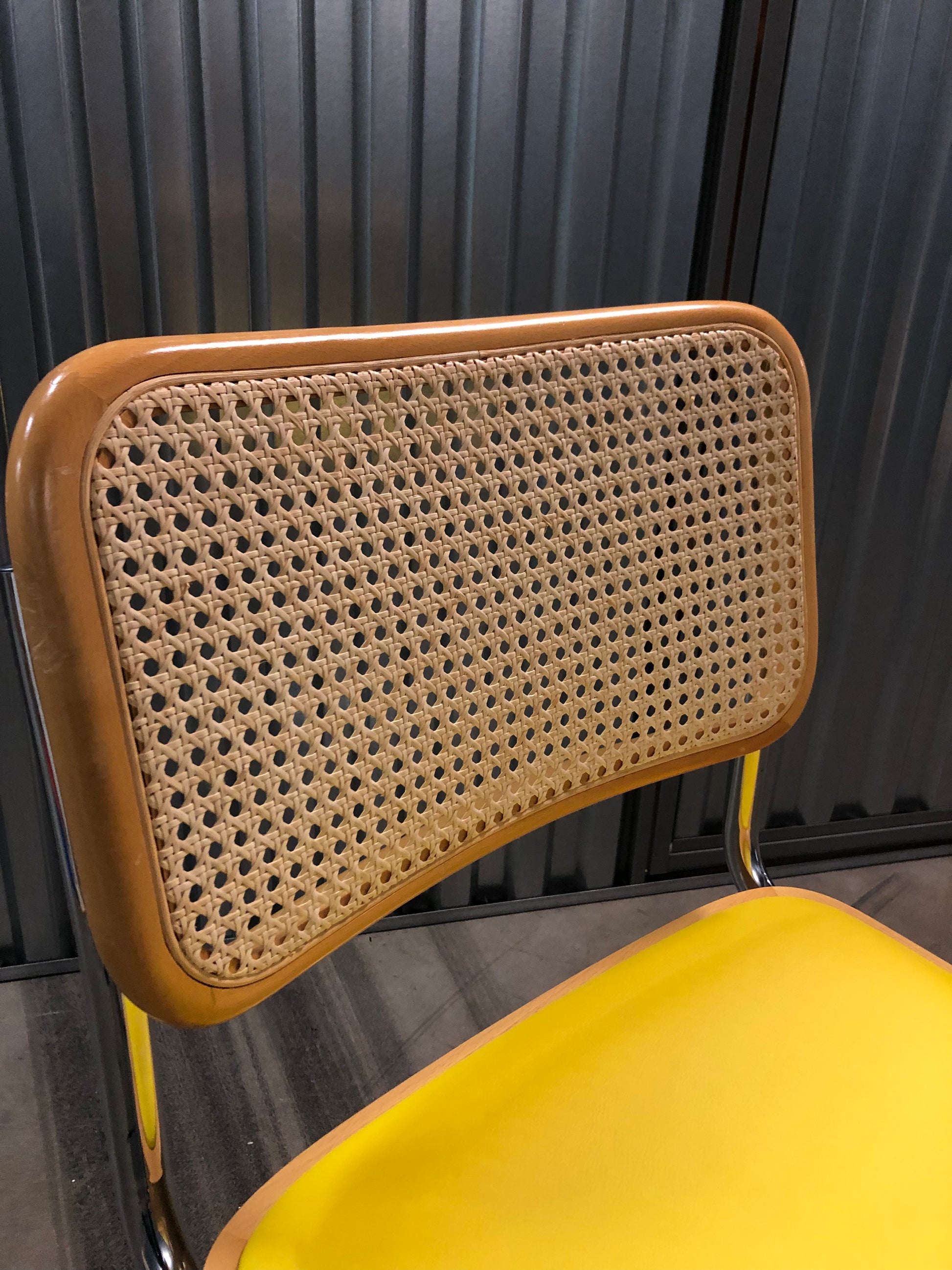 Rottingstol Klassisk Bauhausstolar med fodrad gul konstläder sits och rotting rygg.
Sits märkt "Made in italy". 
Bra begagnat skick och stapelbar. Cesca  stol med flätad rotting. Designstol i klassisk stil. 
Designstol Frisvinger karmstol i klassiska design.
Höjd: ca 84,5 cm
Bredd: ca 48 cm
Djup: ca 52cm
Sitthöjd: ca 49 cm
