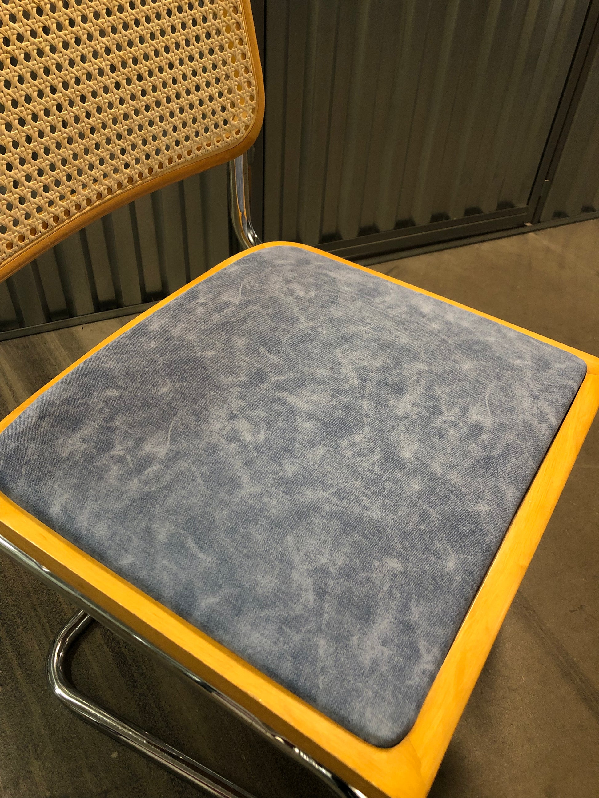 Rottingstol Klassisk Bauhausstolar med fodrad jeans konstläder sits och rotting rygg.
Sits märkt "Made in italy". 
Bra begagnat skick och stapelbar. Cesca  stol med flätad rotting. Designstol i klassisk stil. 
Designstol Frisvinger karmstol i klassiska design.
Höjd: ca 84,5 cm
Bredd: ca 48 cm
Djup: ca 52cm
Sitthöjd: ca 49 cm