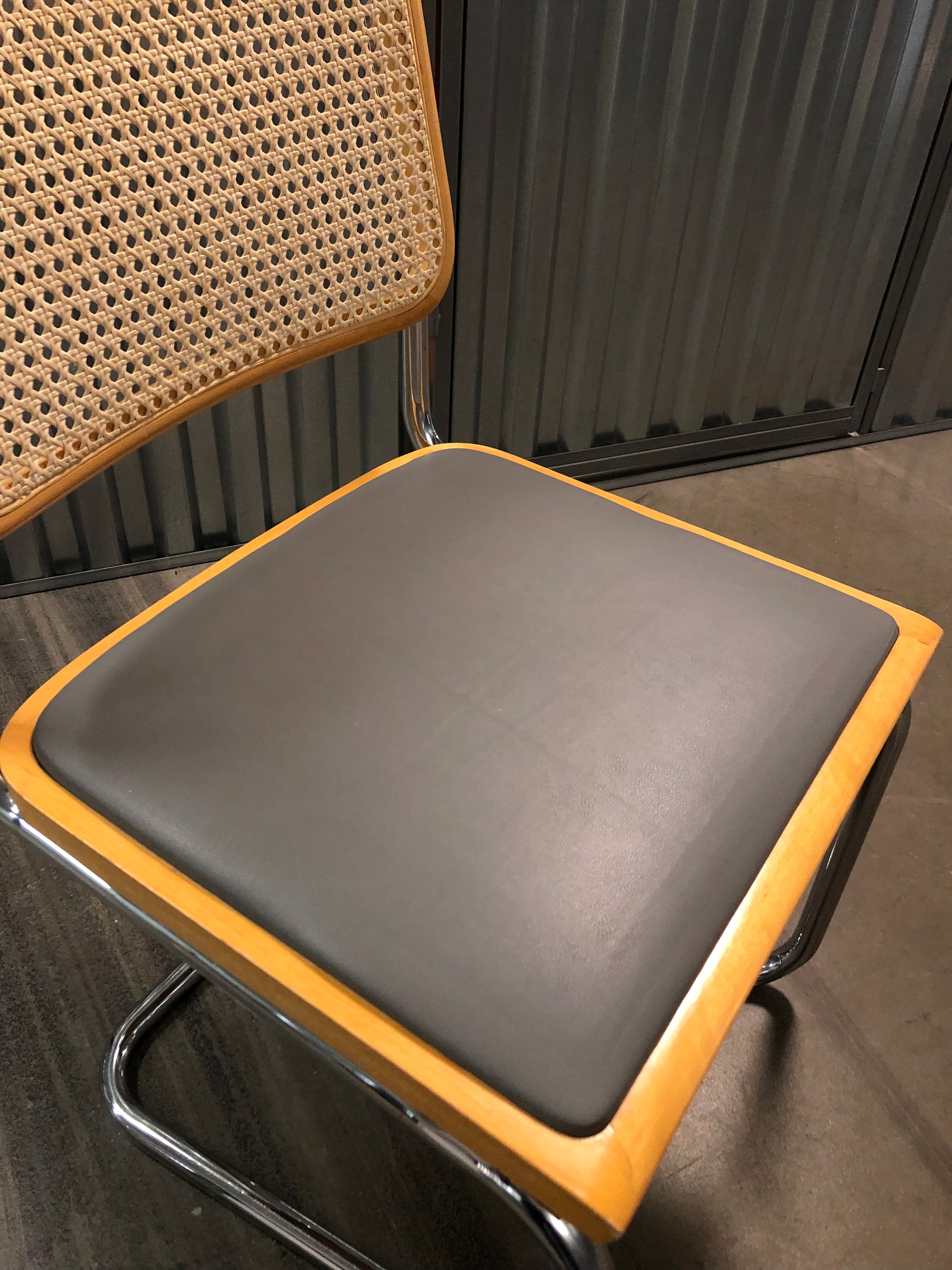 Rottingstol Klassisk Bauhausstolar med fodrad grå konstläder sits och rotting rygg.
Sits märkt "Made in italy". 
Bra begagnat skick och stapelbar. Cesca  stol med flätad rotting. Designstol i klassisk stil. 
Designstol Frisvinger karmstol i klassiska design.
Höjd: ca 84,5 cm
Bredd: ca 48 cm
Djup: ca 52cm
Sitthöjd: ca 49 cm