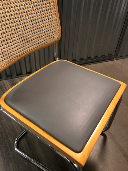 Rottingstol Klassisk Bauhausstolar med fodrad grå konstläder sits och rotting rygg.
Sits märkt "Made in italy". 
Bra begagnat skick och stapelbar. Cesca  stol med flätad rotting. Designstol i klassisk stil. 
Designstol Frisvinger karmstol i klassiska design.
Höjd: ca 84,5 cm
Bredd: ca 48 cm
Djup: ca 52cm
Sitthöjd: ca 49 cm
