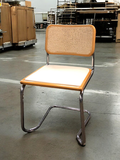 Rottingstol Klassisk Bauhausstolar med fodrad vit konstläder sits och rotting rygg.
Sits märkt "Made in italy". 
Bra begagnat skick och stapelbar. Cesca  stol med flätad rotting. Designstol i klassisk stil. 
Designstol Frisvinger karmstol i klassiska design.
Höjd: ca 84,5 cm
Bredd: ca 48 cm
Djup: ca 52cm
Sitthöjd: ca 49 cm