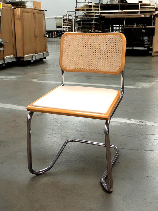 Rottingstol Klassisk Bauhausstolar med fodrad vit konstläder sits och rotting rygg.
Sits märkt "Made in italy". 
Bra begagnat skick och stapelbar. Cesca  stol med flätad rotting. Designstol i klassisk stil. 
Designstol Frisvinger karmstol i klassiska design.
Höjd: ca 84,5 cm
Bredd: ca 48 cm
Djup: ca 52cm
Sitthöjd: ca 49 cm