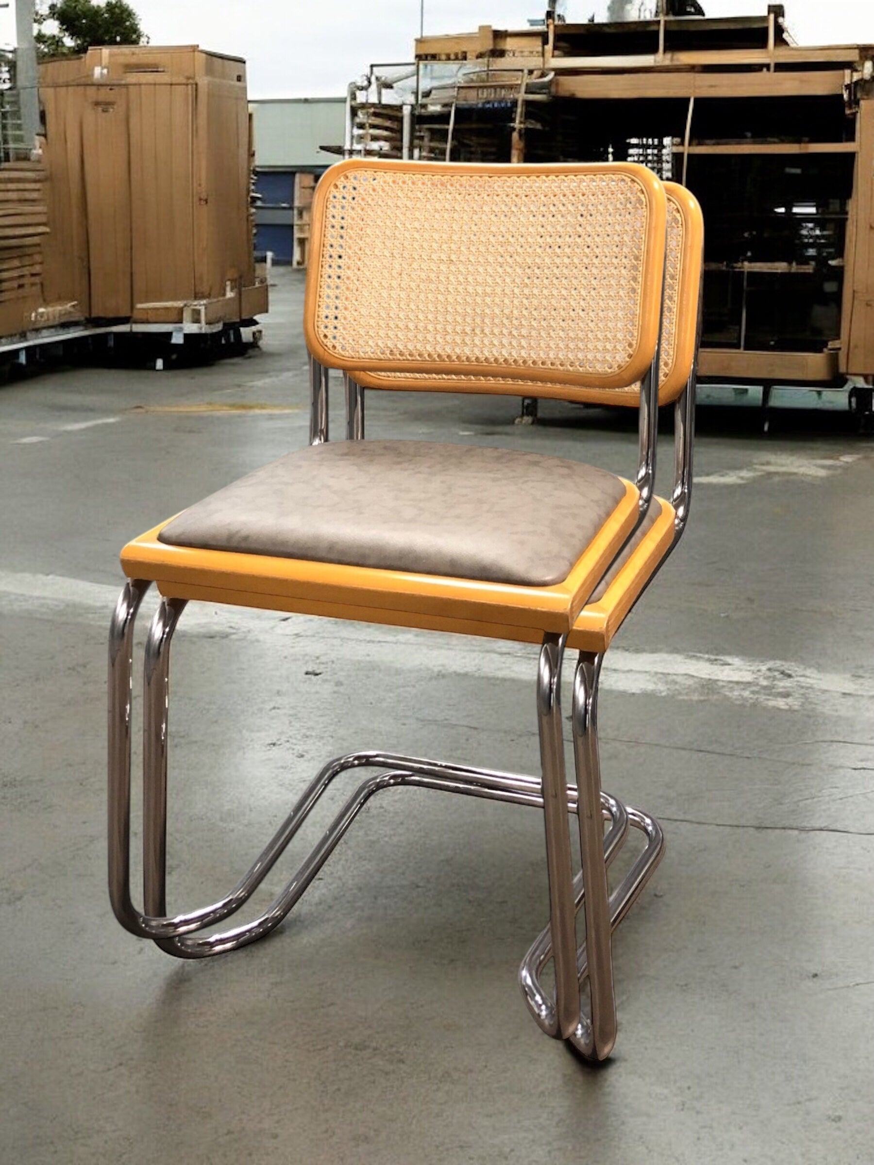 Rottingstol Klassisk Bauhausstolar med fodrad gråmelerad konstläder sits och rotting rygg.
Sits märkt "Made in italy". 
Bra begagnat skick och stapelbar. Cesca  stol med flätad rotting. Designstol i klassisk stil. 
Designstol Frisvinger karmstol i klassiska design.
Höjd: ca 84,5 cm
Bredd: ca 48 cm
Djup: ca 52cm
Sitthöjd: ca 49 cm