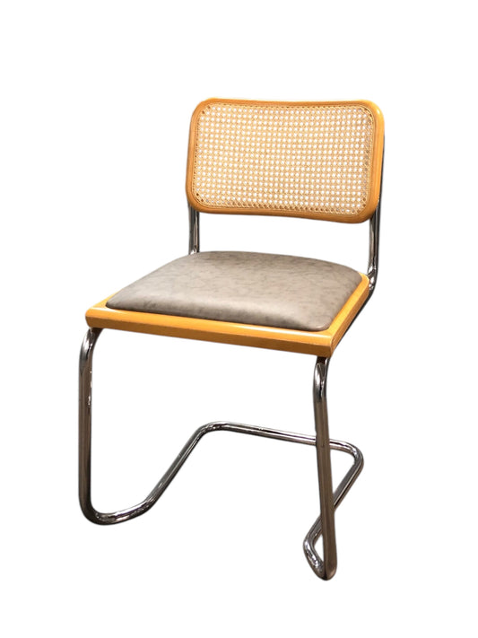 Rottingstol Klassisk Bauhausstolar med fodrad gråmelerad konstläder sits och rotting rygg.
Sits märkt "Made in italy". 
Bra begagnat skick och stapelbar. Cesca  stol med flätad rotting. Designstol i klassisk stil. 
Designstol Frisvinger karmstol i klassiska design.
Höjd: ca 84,5 cm
Bredd: ca 48 cm
Djup: ca 52cm
Sitthöjd: ca 49 cm