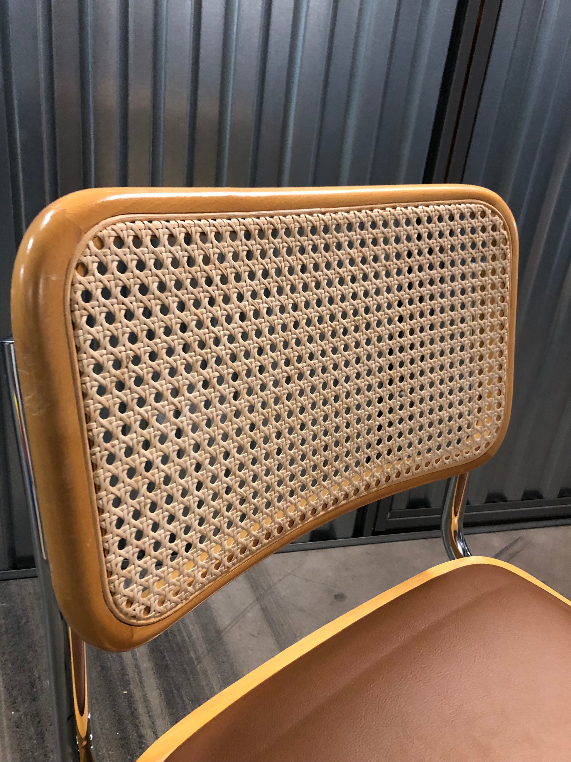 Rottingstol Klassisk Bauhausstolar med fodrad ljusbrun konstläder sits och rotting rygg.
Sits märkt "Made in italy". 
Bra begagnat skick och stapelbar. Cesca  stol med flätad rotting. Designstol i klassisk stil. 
Designstol Frisvinger karmstol i klassiska design.
Höjd: ca 84,5 cm
Bredd: ca 48 cm
Djup: ca 52cm
Sitthöjd: ca 49 cm