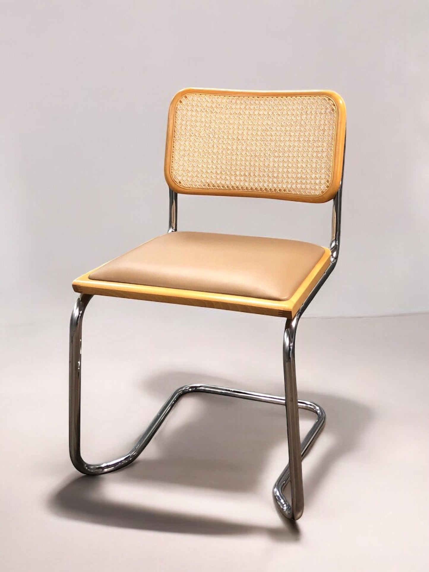 Rottingstol Klassisk Bauhausstolar med fodrad beige konstläder sits och rotting rygg.
Sits märkt "Made in italy". 
Bra begagnat skick och stapelbar. Cesca  stol med flätad rotting. Designstol i klassisk stil. 
Designstol Frisvinger karmstol i klassiska design.
Höjd: ca 84,5 cm
Bredd: ca 48 cm
Djup: ca 52cm
Sitthöjd: ca 49 cm