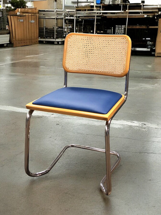 Rottingstol Klassisk Bauhausstolar med fodrad blå konstläder sits och rotting rygg.
Sits märkt "Made in italy". 
Bra begagnat skick och stapelbar. Cesca  stol med flätad rotting. Designstol i klassisk stil. 
Designstol Frisvinger karmstol i klassiska design.
Höjd: ca 84,5 cm
Bredd: ca 48 cm
Djup: ca 52cm
Sitthöjd: ca 49 cm