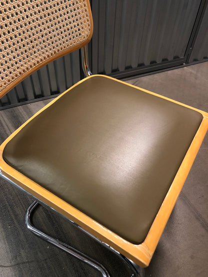 Rottingstol Klassisk Bauhausstolar med fodrad khaki konstläder sits och rotting rygg.
Sits märkt "Made in italy". 
Bra begagnat skick och stapelbar. Cesca  stol med flätad rotting. Designstol i klassisk stil. 
Designstol Frisvinger karmstol i klassiska design.
Höjd: ca 84,5 cm
Bredd: ca 48 cm
Djup: ca 52cm
Sitthöjd: ca 49 cm