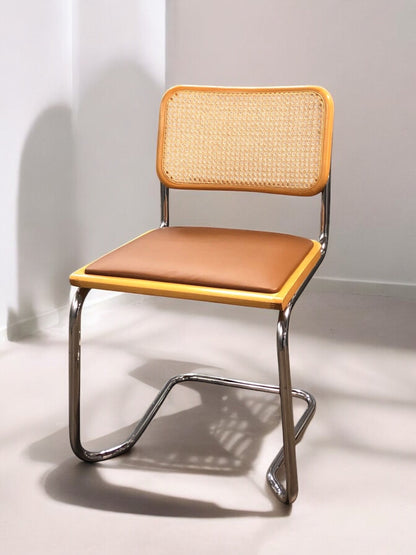 Rottingstol Klassisk Bauhausstolar med fodrad ljusbrun konstläder sits och rotting rygg.
Sits märkt "Made in italy". 
Bra begagnat skick och stapelbar. Cesca  stol med flätad rotting. Designstol i klassisk stil. 
Designstol Frisvinger karmstol i klassiska design.
Höjd: ca 84,5 cm
Bredd: ca 48 cm
Djup: ca 52cm
Sitthöjd: ca 49 cm
