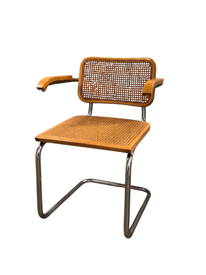 Rottingstol, Klassisk Bauhausstolar med armstöd i rotting sits & rygg.
Sits märkt "Made in italy". Bra begagnat skick.
Höjd: ca 84,5 cm
Bredd: ca 48 cm
Djup: ca 52cm
Sitthöjd: ca 49 cm