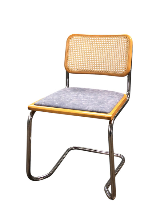 Rottingstol Klassisk Bauhausstolar med fodrad jeans konstläder sits och rotting rygg.
Sits märkt "Made in italy". 
Bra begagnat skick och stapelbar. Cesca  stol med flätad rotting. Designstol i klassisk stil. 
Designstol Frisvinger karmstol i klassiska design.
Höjd: ca 84,5 cm
Bredd: ca 48 cm
Djup: ca 52cm
Sitthöjd: ca 49 cm