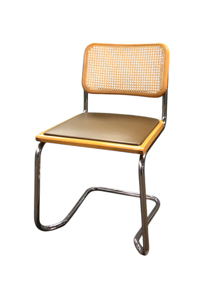 Rottingstol Klassisk Bauhausstolar med fodrad khaki konstläder sits och rotting rygg.
Sits märkt "Made in italy". 
Bra begagnat skick och stapelbar. Cesca  stol med flätad rotting. Designstol i klassisk stil. 
Designstol Frisvinger karmstol i klassiska design.
Höjd: ca 84,5 cm
Bredd: ca 48 cm
Djup: ca 52cm
Sitthöjd: ca 49 cm