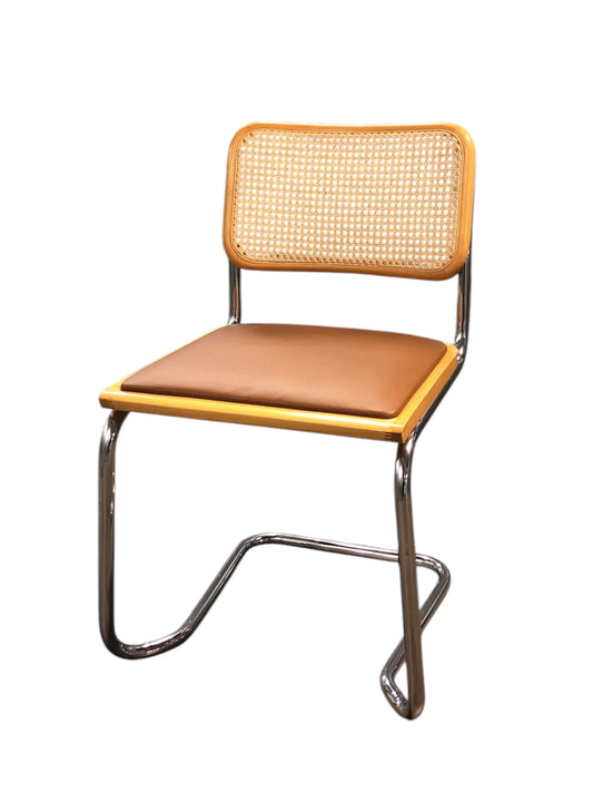 Rottingstol Klassisk Bauhausstolar med fodrad ljusbrun konstläder sits och rotting rygg.
Sits märkt "Made in italy". 
Bra begagnat skick och stapelbar. Cesca  stol med flätad rotting. Designstol i klassisk stil. 
Designstol Frisvinger karmstol i klassiska design.
Höjd: ca 84,5 cm
Bredd: ca 48 cm
Djup: ca 52cm
Sitthöjd: ca 49 cm